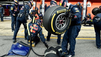 Mechanici při výměně pneumatik týmu Red Bull