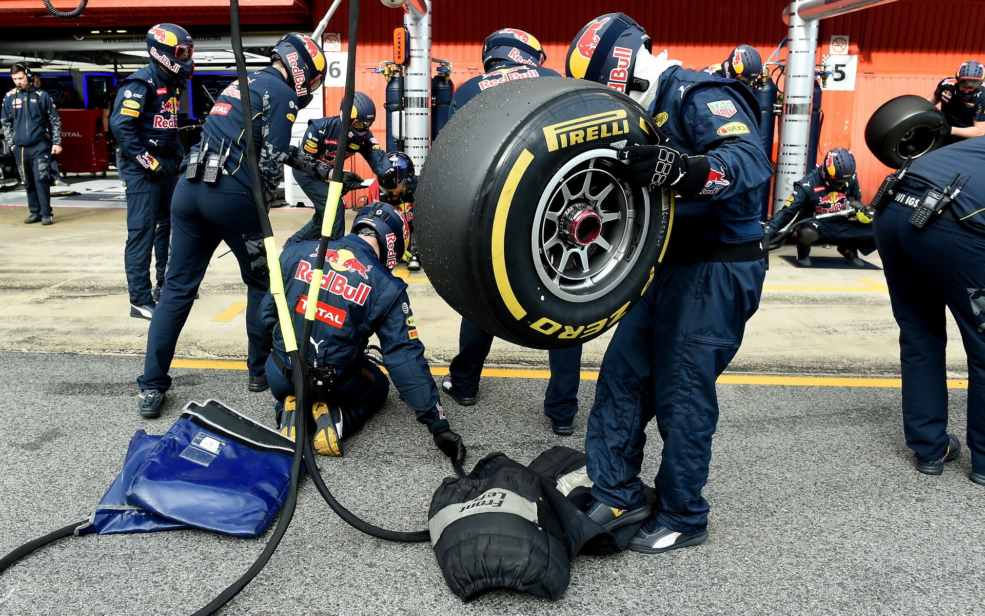 Mechanici při výměně pneumatik týmu Red Bull