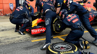 Mechanici při výměně pneumatik no voze Red Bull