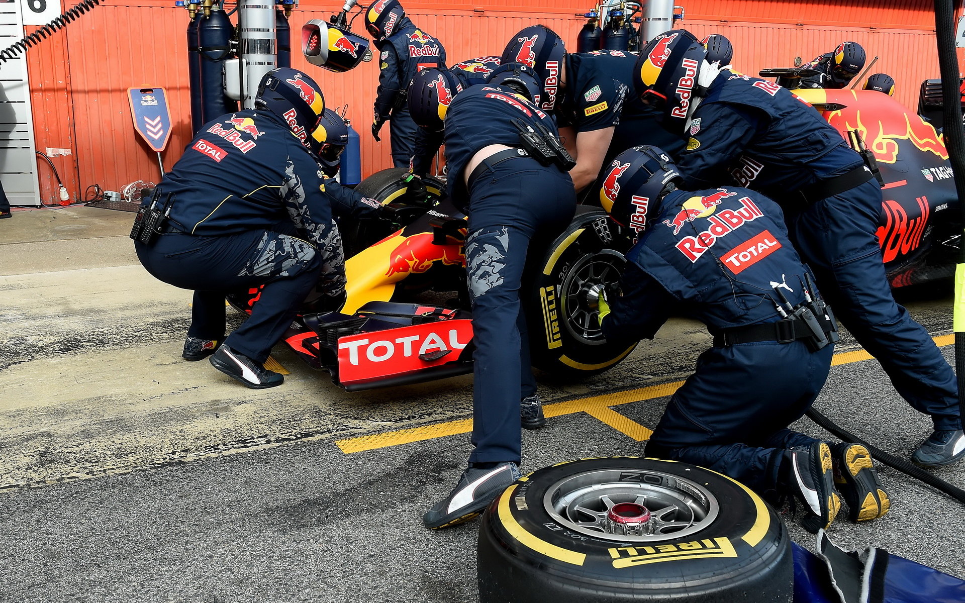 Mechanici při výměně pneumatik no voze Red Bull