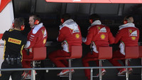 Inženýři týmu Ferrari na pitwall