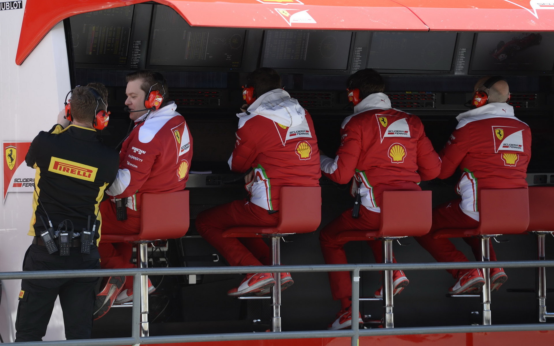 Inženýři týmu Ferrari na pitwall