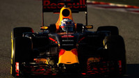 Daniel Ricciardo při posledních předsezónních testech v Barceloně s novým vozem Red Bull RB12 - Renault