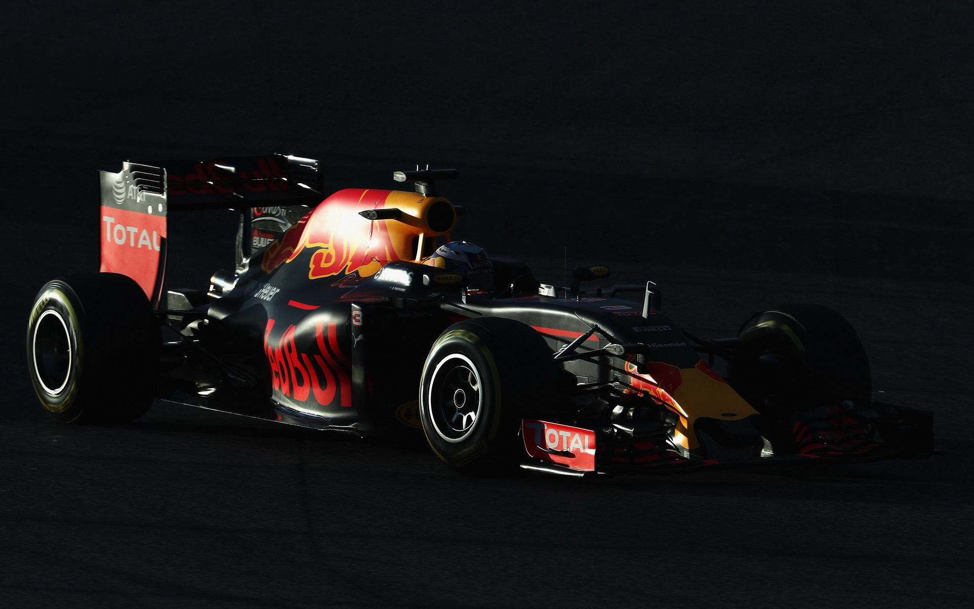 Daniel Ricciardo při posledních předsezónních testech v Barceloně s novým vozem Red Bull RB12 - Renault