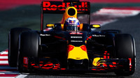 Daniel Ricciardo při posledních předsezónních testech v Barceloně s novým vozem Red Bull RB12 - Renault