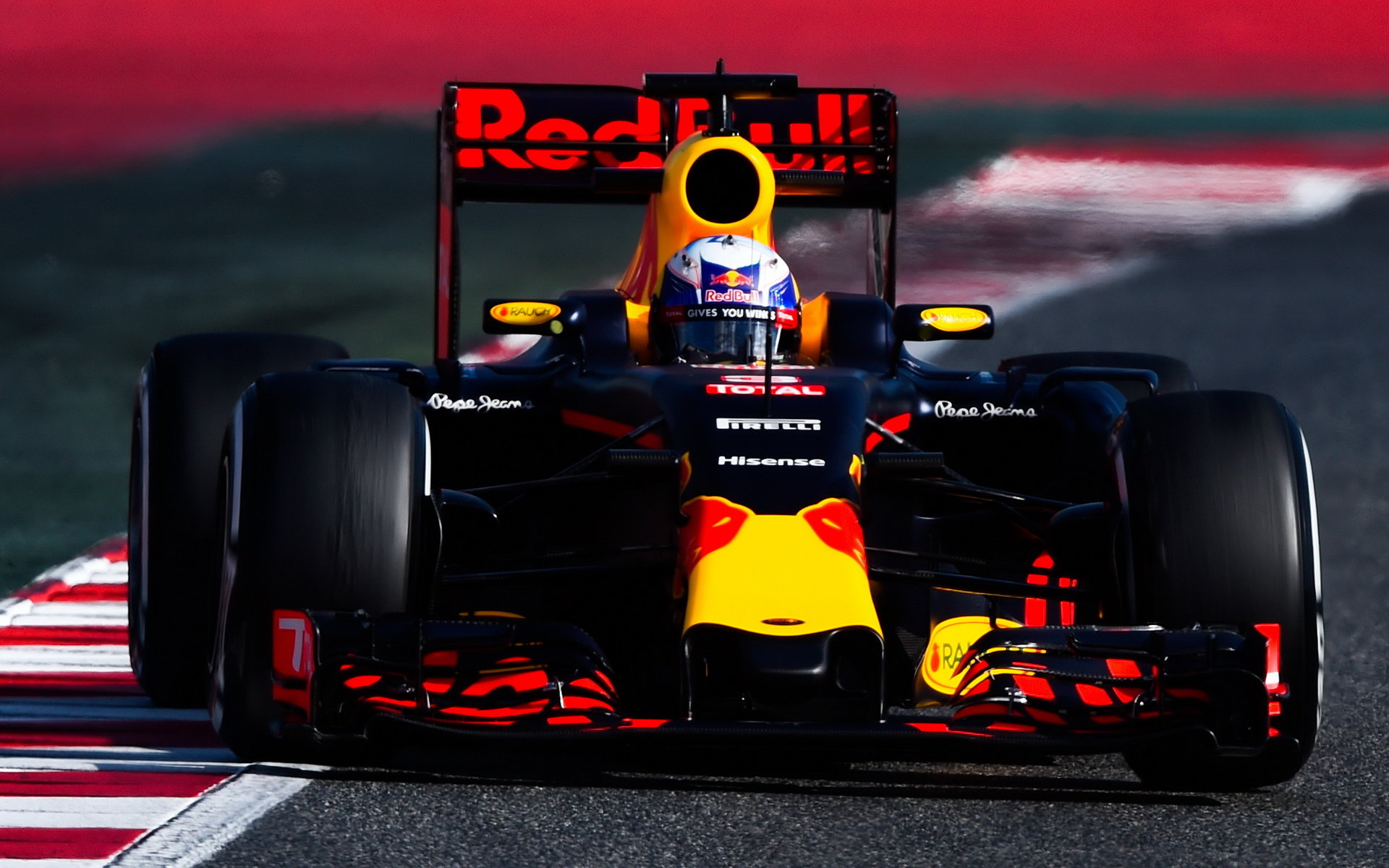 Daniel Ricciardo při posledních předsezónních testech v Barceloně s novým vozem Red Bull RB12 - Renault