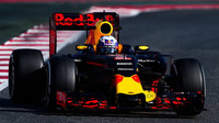 Daniel Ricciardo při posledních předsezónních testech v Barceloně s novým vozem Red Bull RB12 - Renault