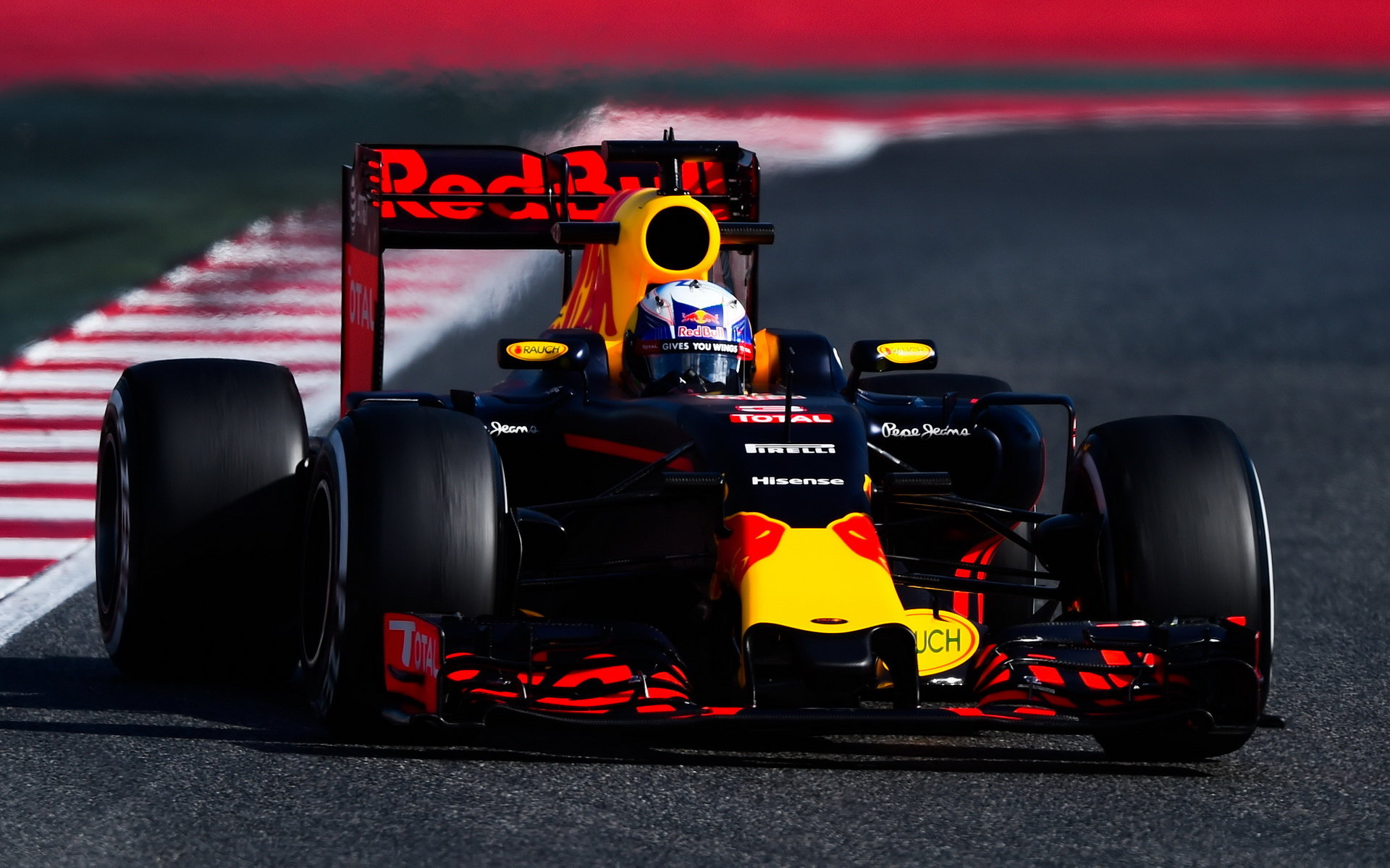 Daniel Ricciardo při posledních předsezónních testech v Barceloně s novým vozem Red Bull RB12 - Renault