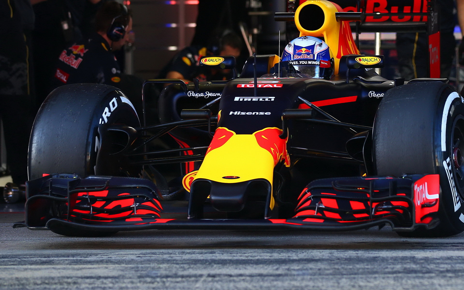 Daniel Ricciardo při posledních předsezónních testech v Barceloně s novým vozem Red Bull RB12 - Renault