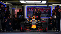 Daniel Ricciardo při posledních předsezónních testech v Barceloně čeká na výjezd z garáže