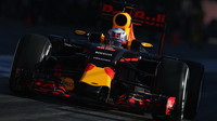 Daniel Ricciardo při posledních předsezónních testech v Barceloně s novým vozem Red Bull RB12 - Renault