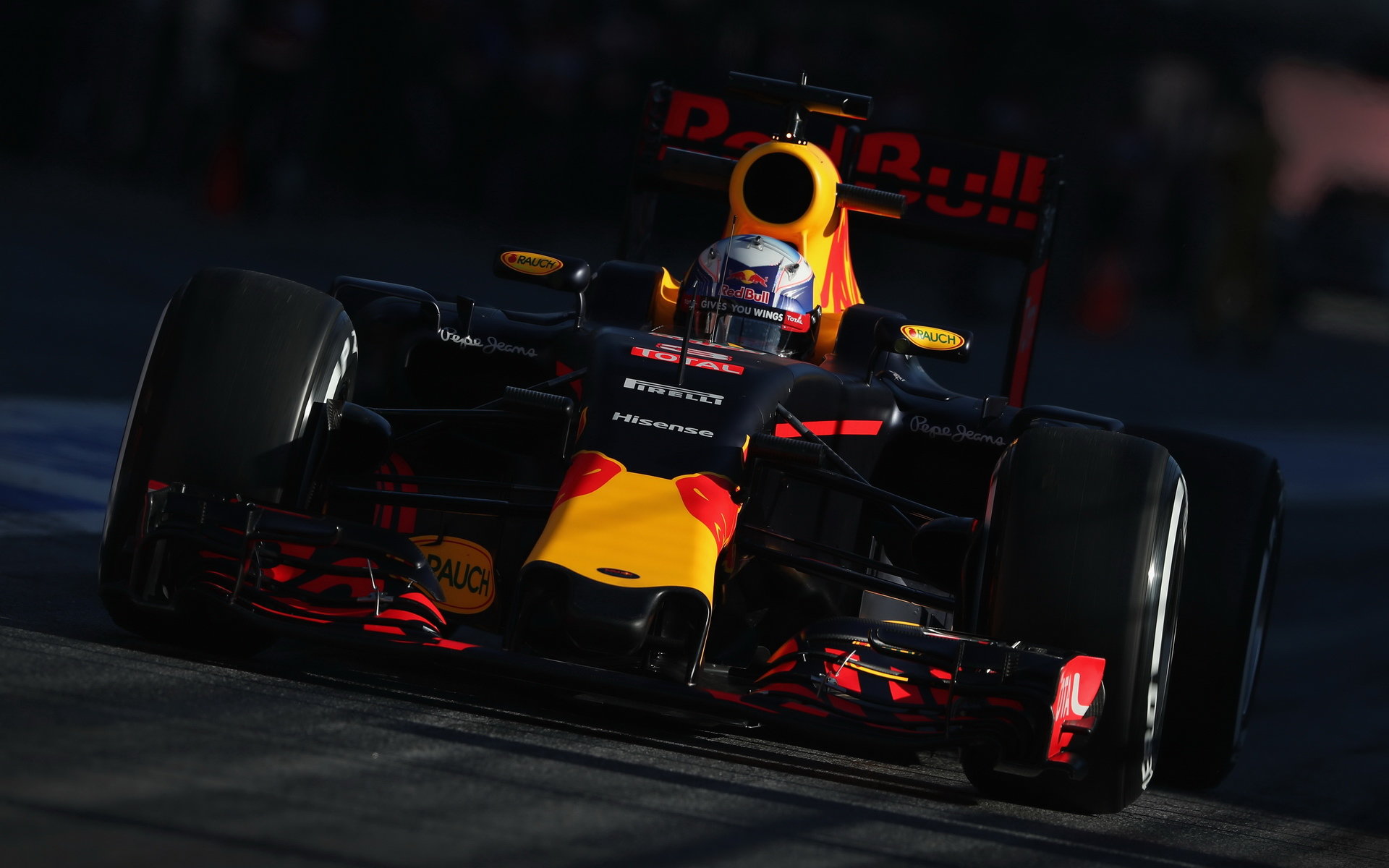 Daniel Ricciardo při posledních předsezónních testech v Barceloně s novým vozem Red Bull RB12 - Renault