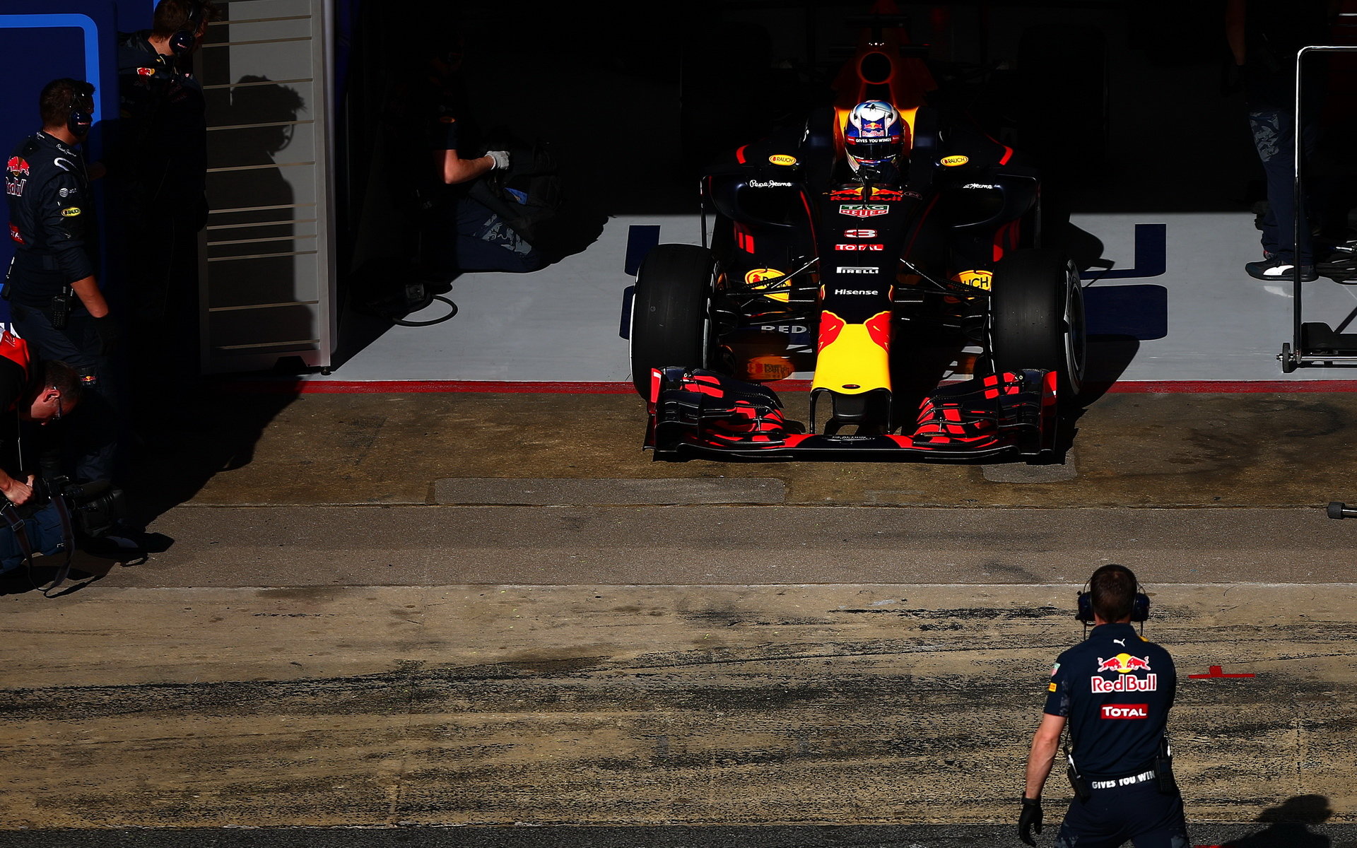 Daniel Ricciardo při posledních předsezónních testech v Barceloně vyjíždí z garáže