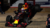 Daniel Ricciardo při posledních předsezónních testech v Barceloně vyjíždí z garáže