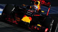 Daniel Ricciardo při posledních předsezónních testech v Barceloně s novým vozem Red Bull RB12 - Renault