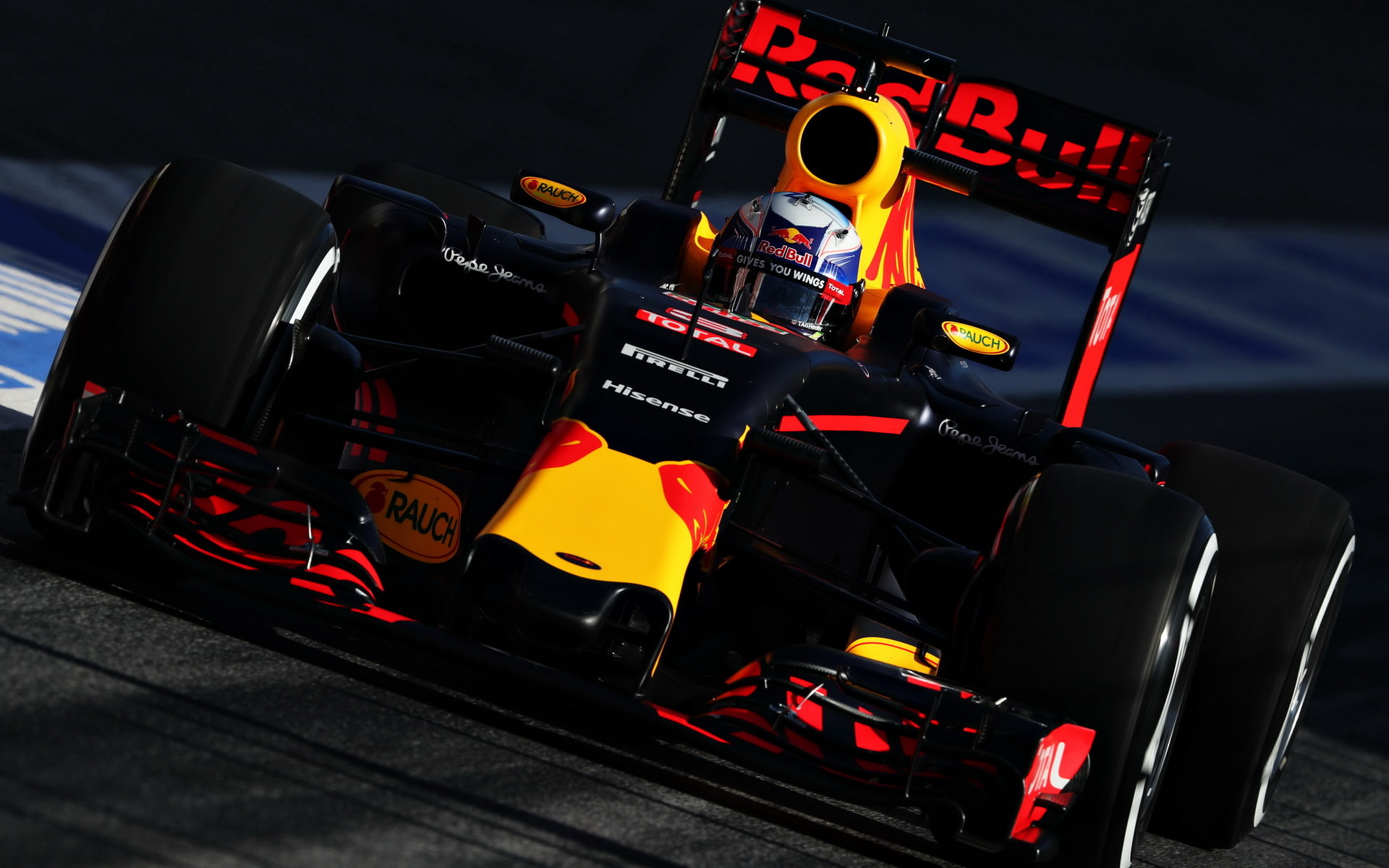 Daniel Ricciardo při posledních předsezónních testech v Barceloně s novým vozem Red Bull RB12 - Renault