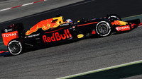 Daniel Ricciardo při posledních předsezónních testech v Barceloně s novým vozem Red Bull RB12 - Renault