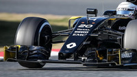 Kevin Magnussen při posledních předsezónních testech v Barceloně s novým vozem Renault RS16