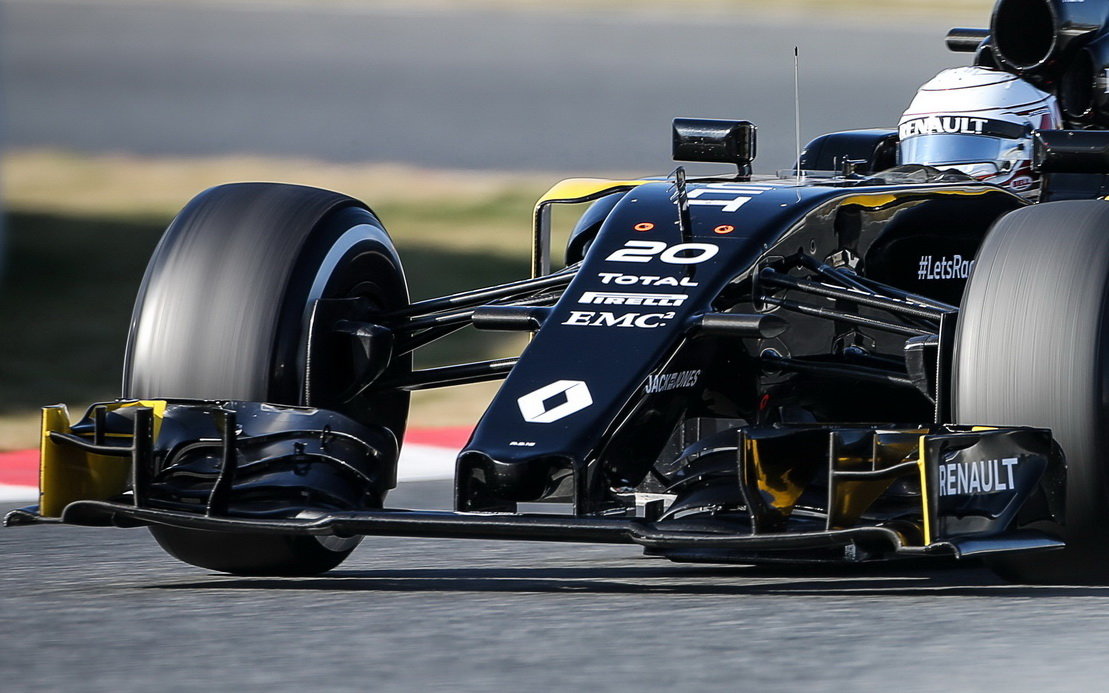 Kevin Magnussen při posledních předsezónních testech v Barceloně s novým vozem Renault RS16