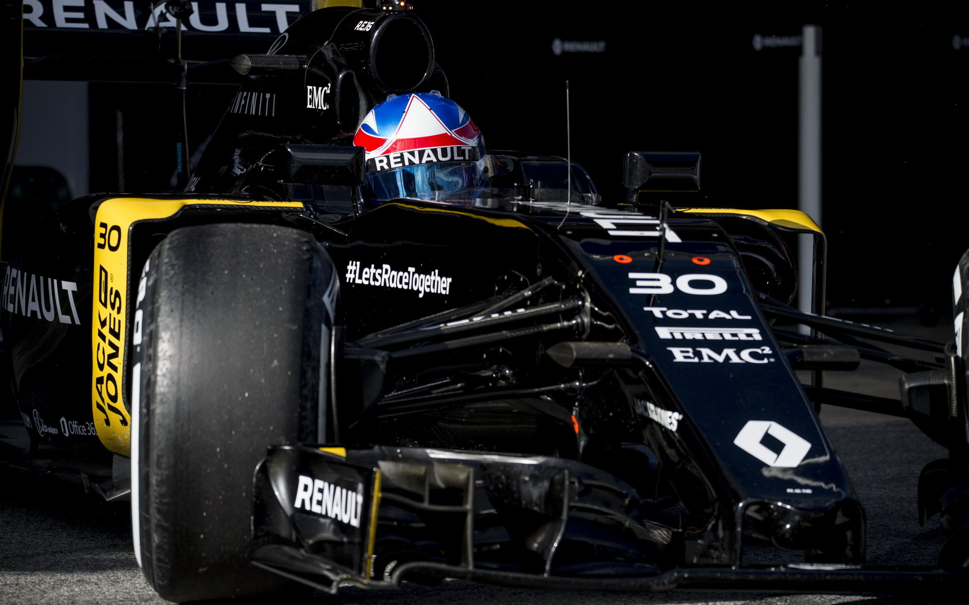 Jolyon Palmer při posledních předsezónních testech v Barceloně s novým vozem Renault RS16