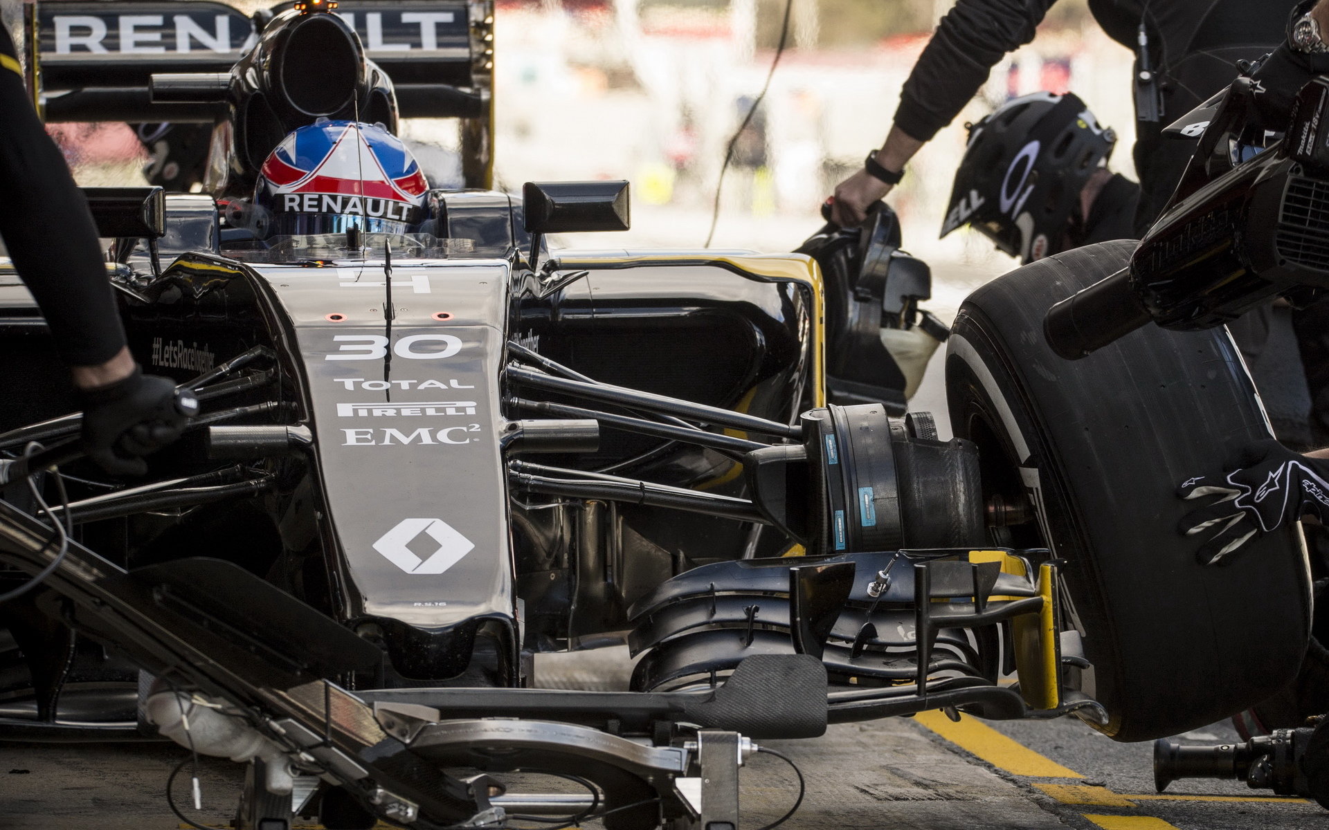 Jolyon Palmer při posledních předsezónních testech v Barceloně s novým vozem Renault RS16