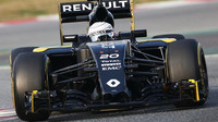 Kevin Magnussen při posledních předsezónních testech v Barceloně s novým vozem Renault RS16