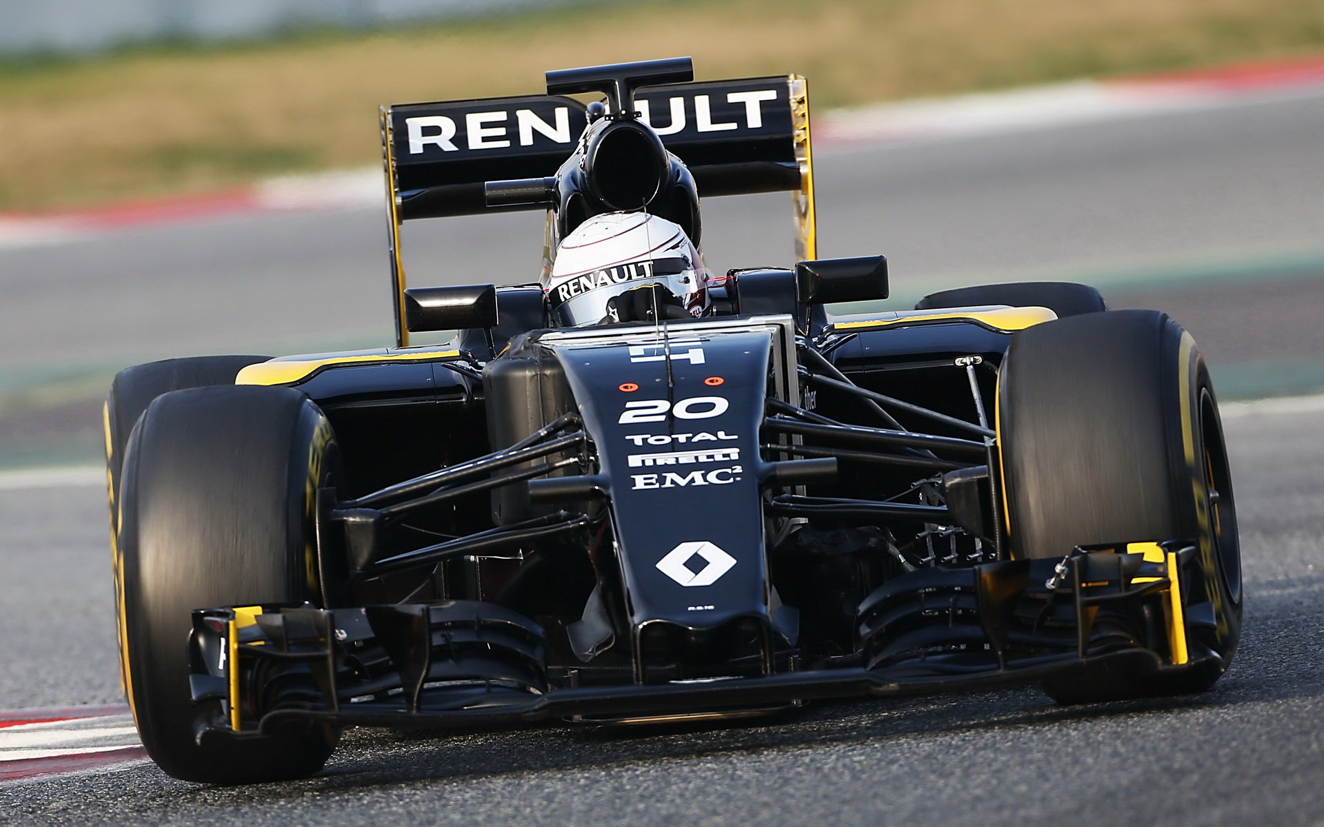 Kevin Magnussen při posledních předsezónních testech v Barceloně s novým vozem Renault RS16