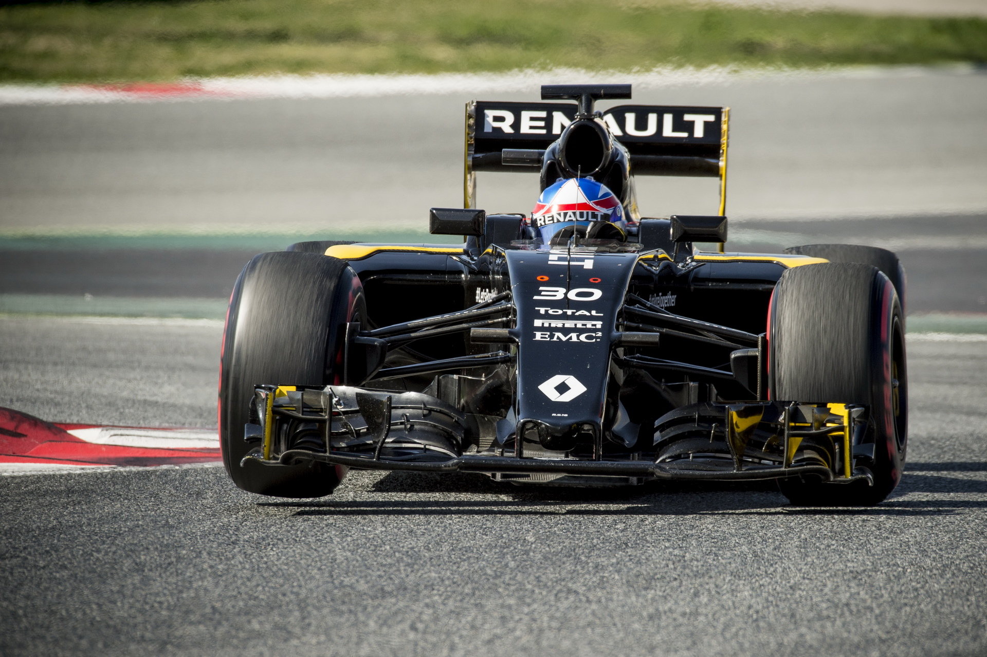 Jolyon Palmer při posledních předsezónních testech v Barceloně s novým vozem Renault RS16