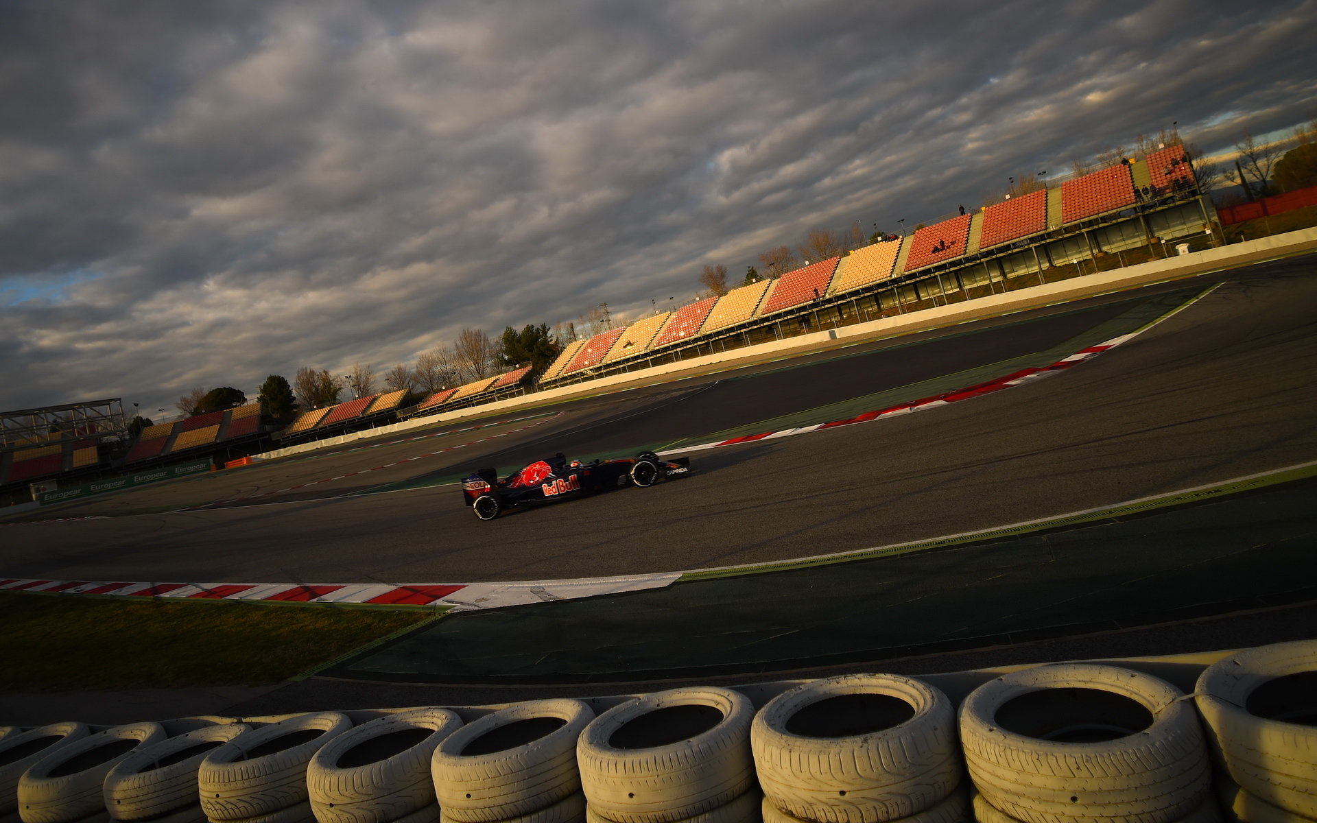 Carlos Sainz při posledních předsezónních testech v Barceloně s novým vozem Toro Rosso STR11 - Ferrari