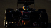 Carlos Sainz při posledních předsezónních testech v Barceloně s novým vozem Toro Rosso STR11 - Ferrari