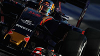 Carlos Sainz při posledních předsezónních testech v Barceloně s novým vozem Toro Rosso STR11 - Ferrari