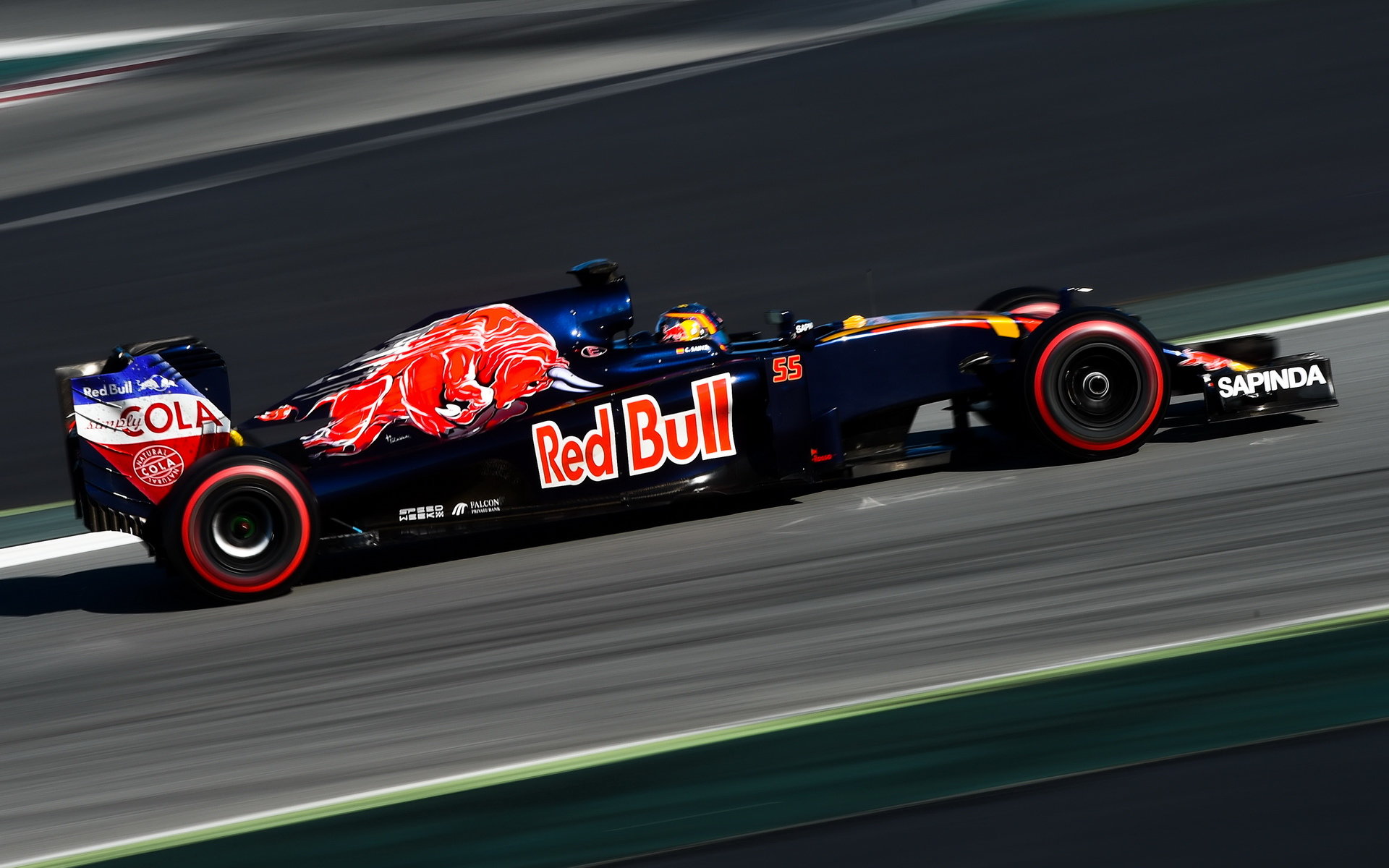 Carlos Sainz při posledních předsezónních testech v Barceloně s novým vozem Toro Rosso STR11 - Ferrari