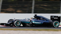 Lewis Hamilton při posledních předsezónních testech v Barceloně s novým vozem Mercedes F1 W07 Hybrid