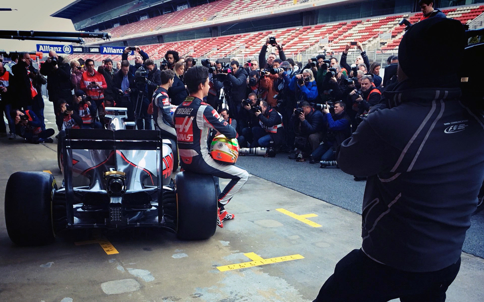 Představení Haasu při prvních předsezónních testech v Barceloně 2016