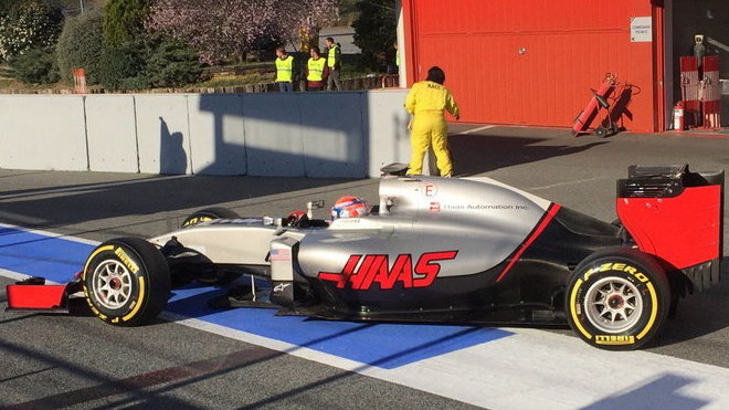 Romain Grosjean s Haasem VF-16 při testech v Barceloně