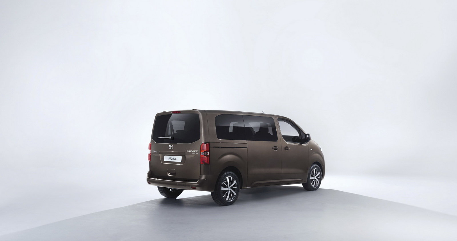 Toyota ProAce je posledním z trojčat, mezi něž patří Citroën SpaceTourer a Peugeot Traveller.