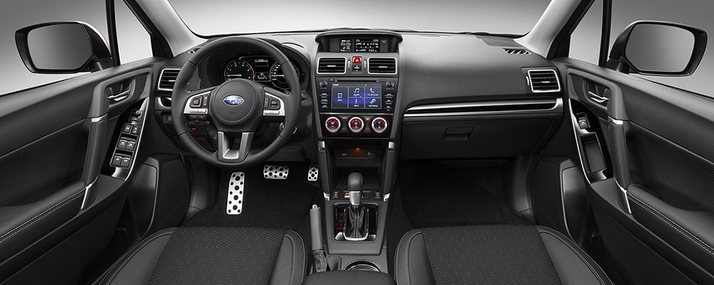 Omlazené Subaru Forester poznáte především podle nové přední části, interiér zůstává beze změn.