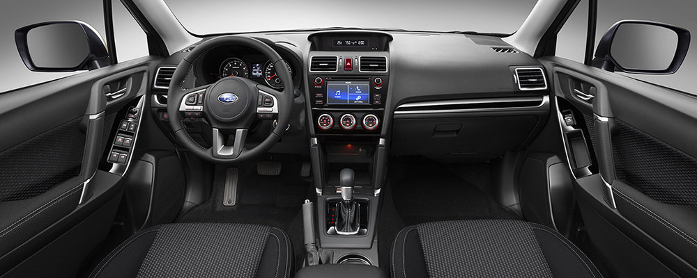 Omlazené Subaru Forester poznáte především podle nové přední části, interiér zůstává beze změn.
