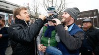 Nico Rosberg rozdává autogramy ve Stuttgartu