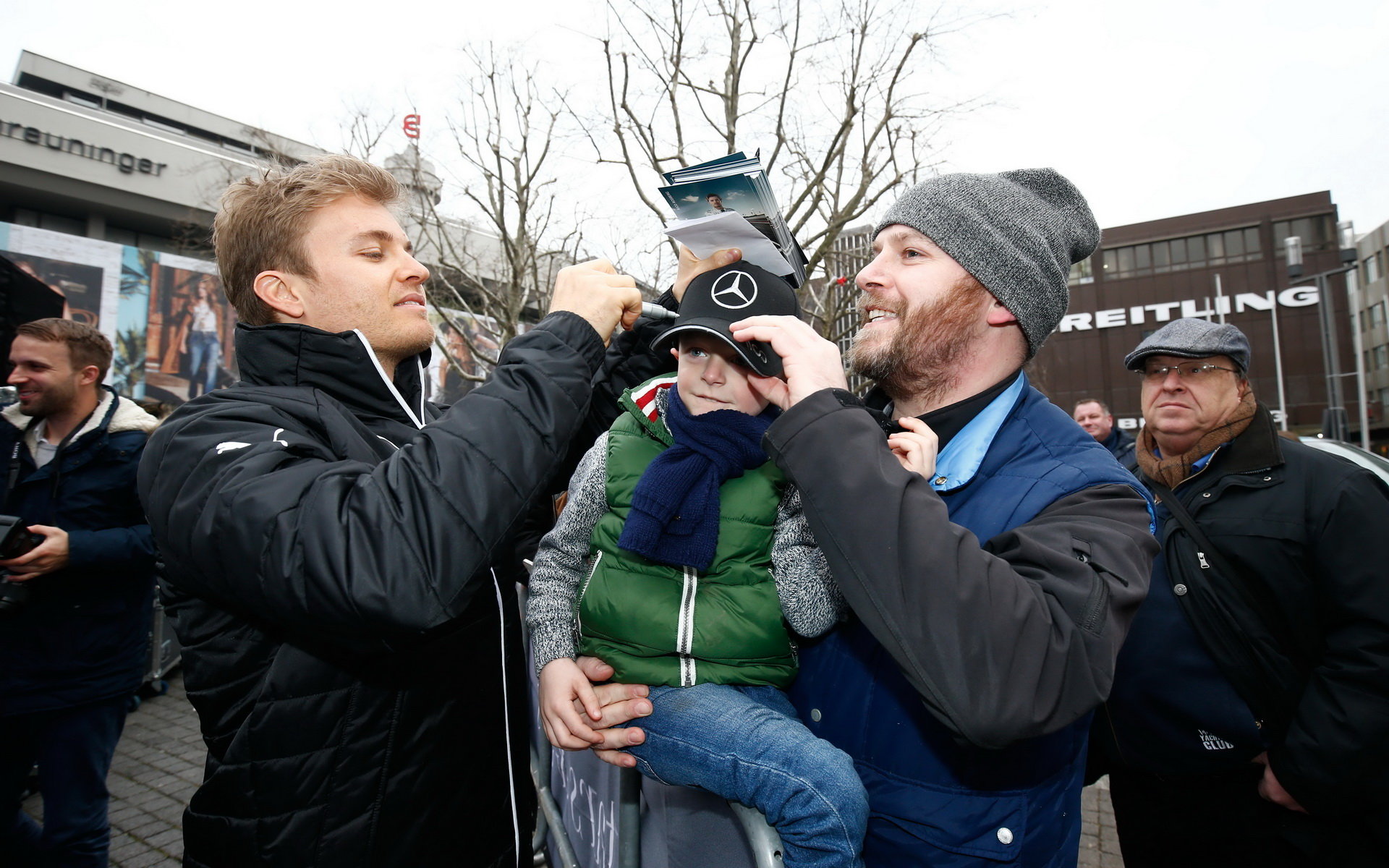 Nico Rosberg rozdává autogramy ve Stuttgartu