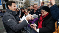 Nico Rosberg rozdává autogramy ve Stuttgartu