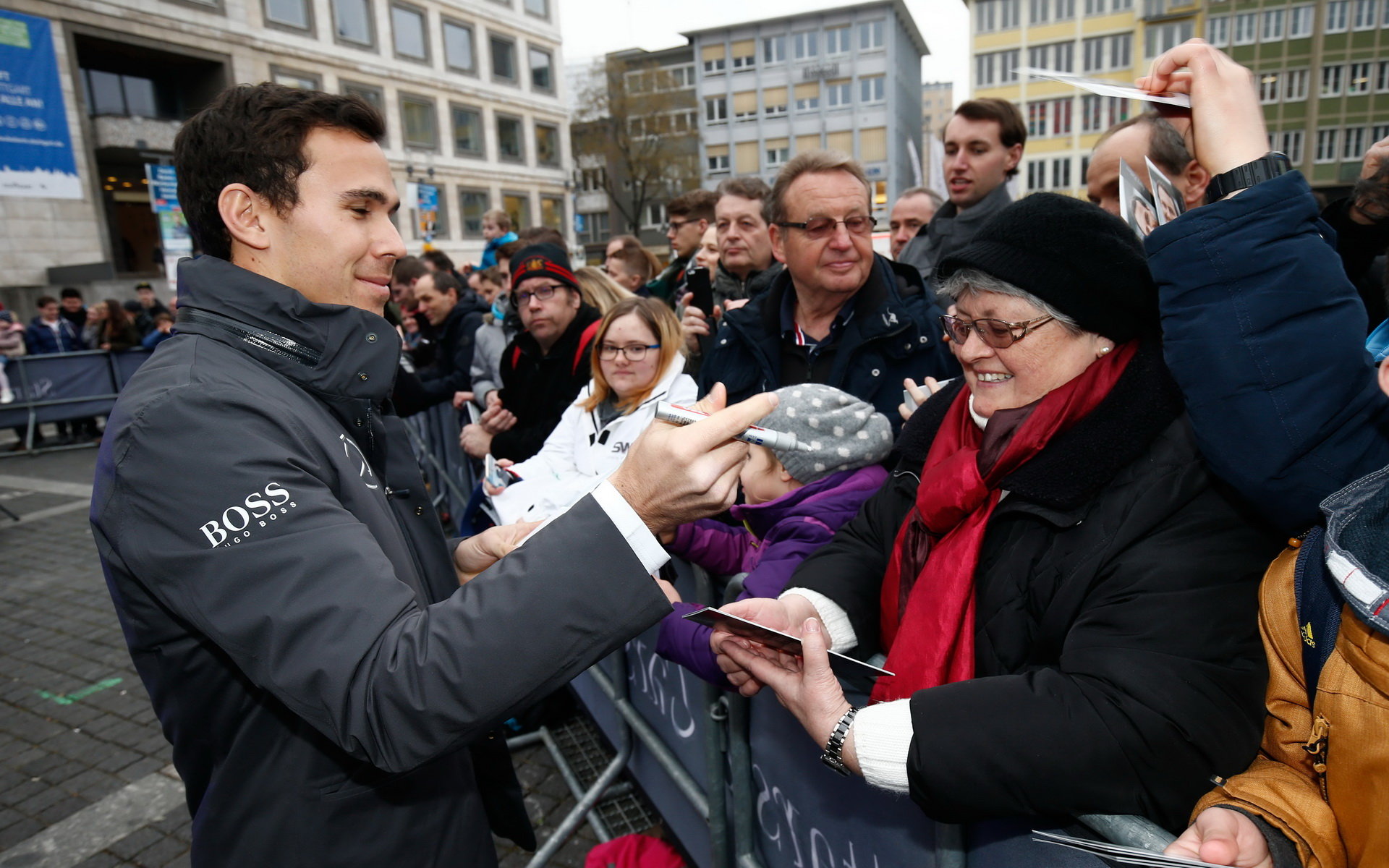 Nico Rosberg rozdává autogramy ve Stuttgartu