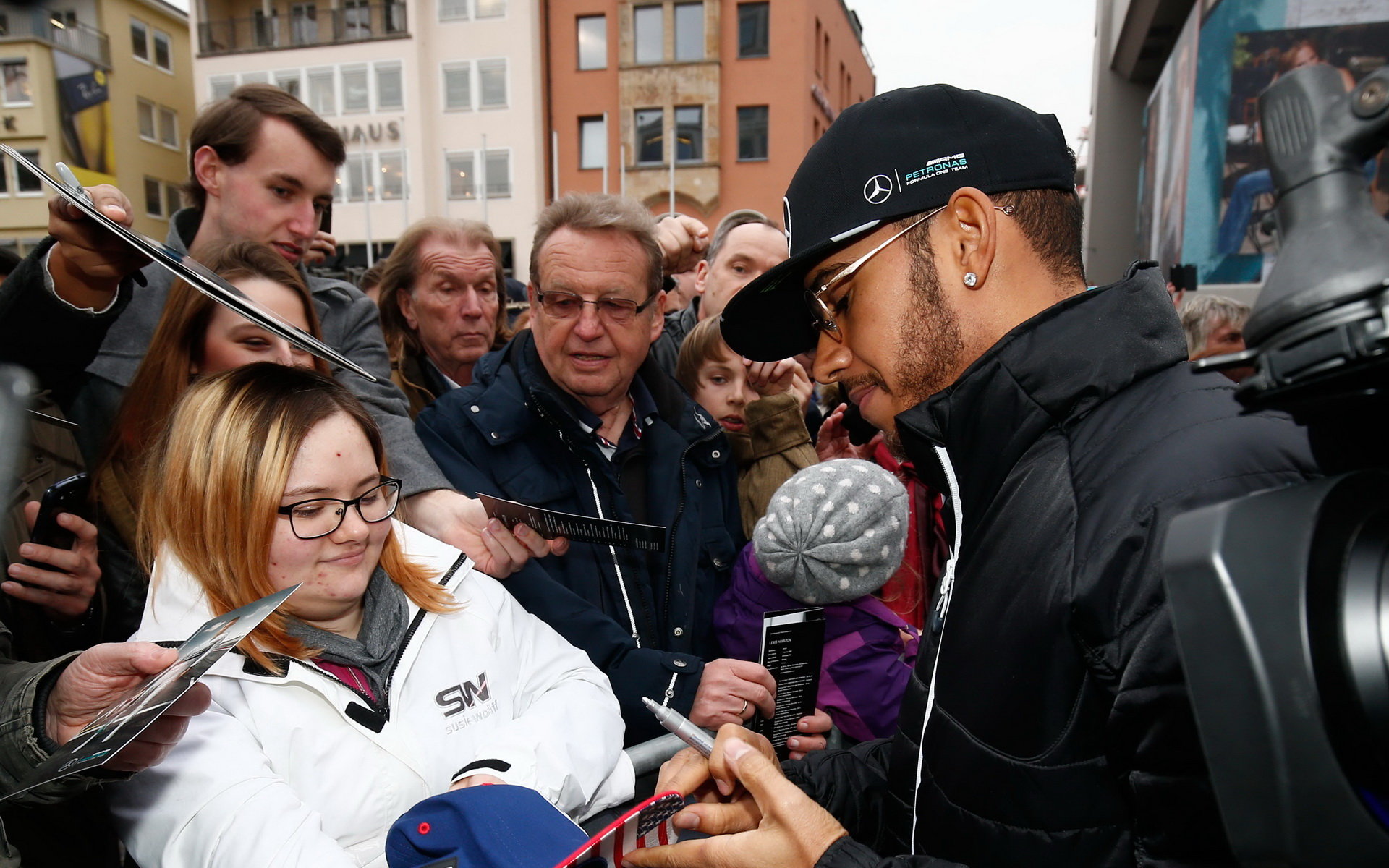 Lewis Hamilton je oblíbenou osobou, musí být loajální vůči sponzorům?