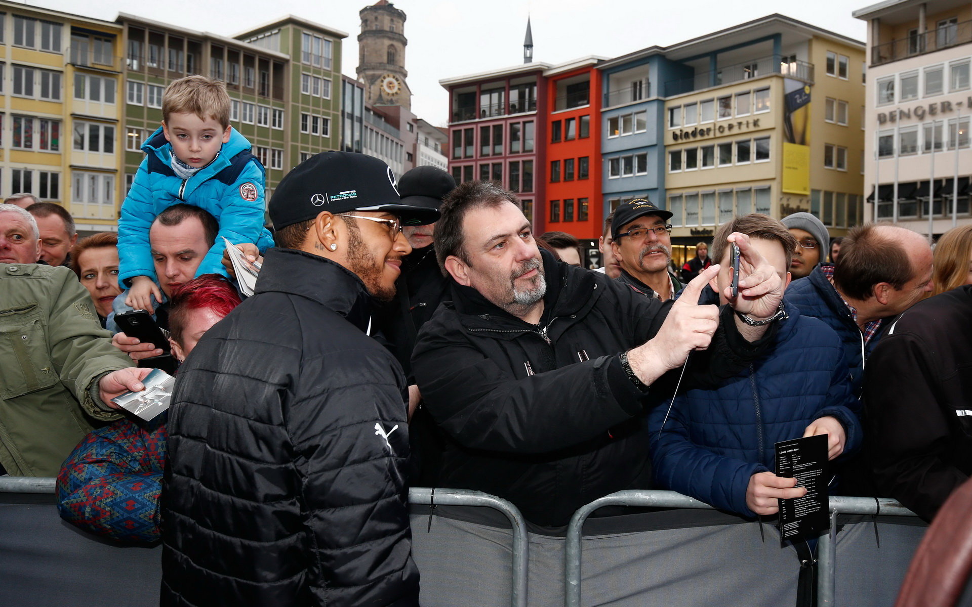 Lewis Hamilton rozdává autogramy ve Stuttgartu