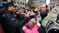 Lewis Hamilton rozdává autogramy ve Stuttgartu