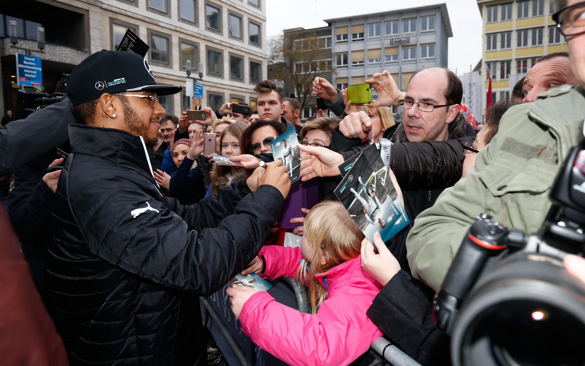 Lewis Hamilton rozdává autogramy ve Stuttgartu