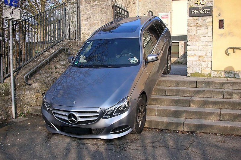 Mercedes-Benz E Wagon sjel ze schodů