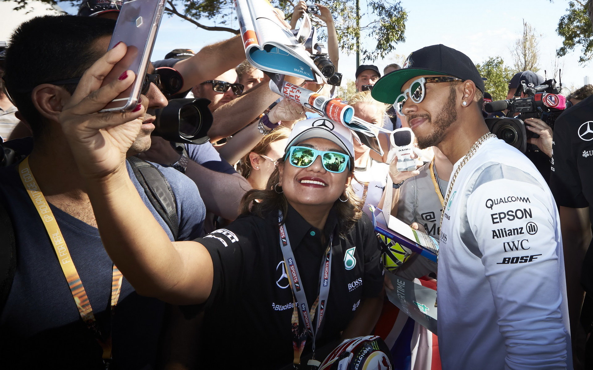 Lewis Hamilton rozdává podpisy při autogramiádě v Melbourne