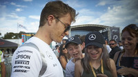 Nico Rosberg rozdává podpisy při autogramiádě v Melbourne