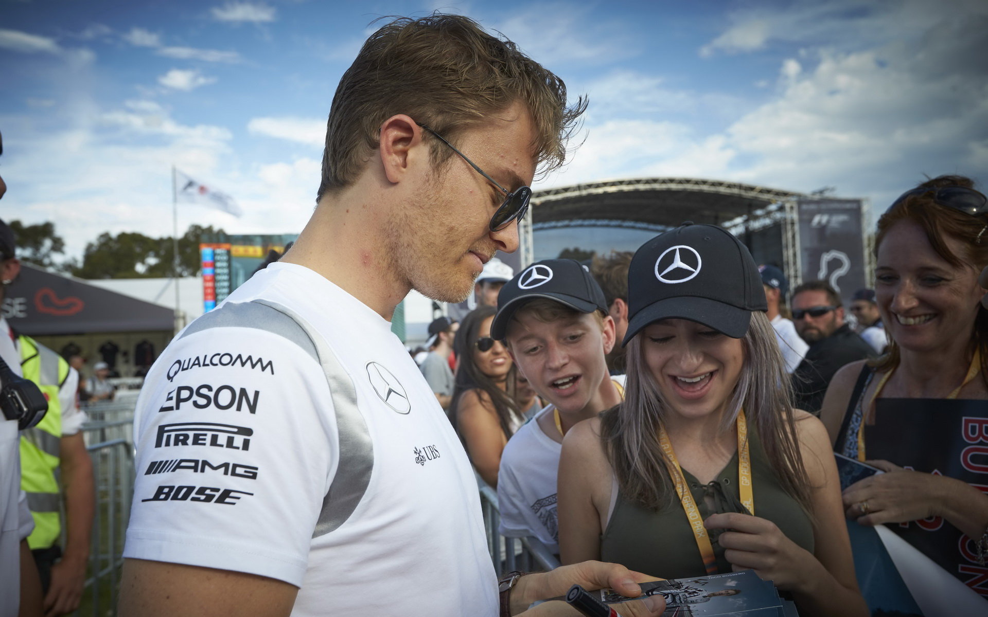 Nico Rosberg rozdává podpisy při autogramiádě v Melbourne